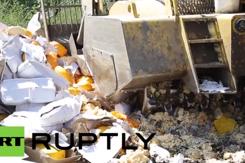 Rusia distruge cu buldozerul branza "de contrabanda", Foto: Captura Ruptly TV