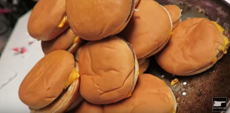 Sandvisuri Cheeseburger, Foto: Captura YouTube