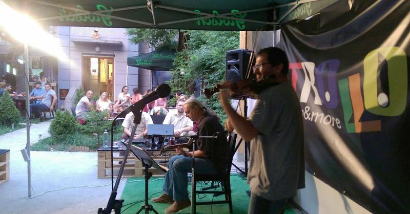 When Violin Meets Guitar in gradina Trollo Pub, Foto: Trollo