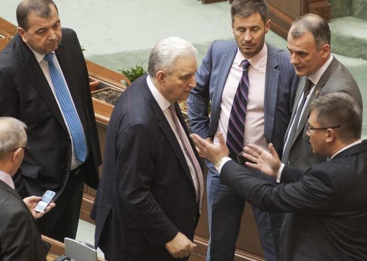 Ilie Sarbu, in mijlocul parlamentarilor de la toate partidele, Foto: AGERPRES