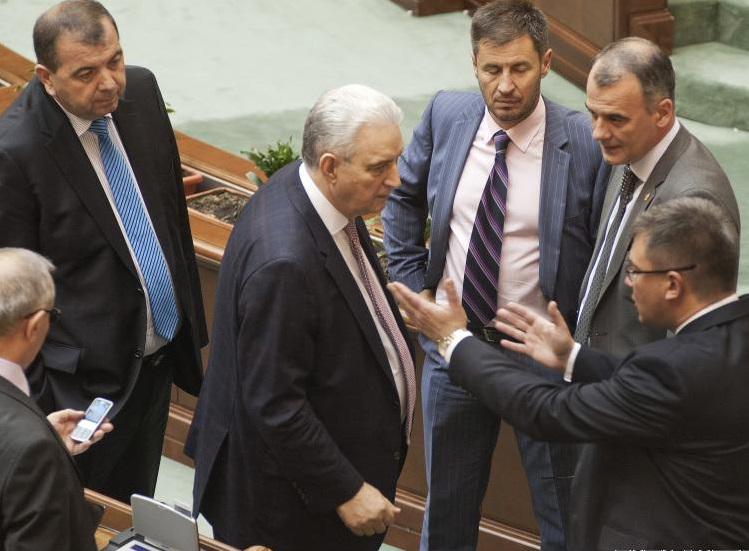 Ilie Sarbu, in mijlocul parlamentarilor de la toate partidele, Foto: AGERPRES