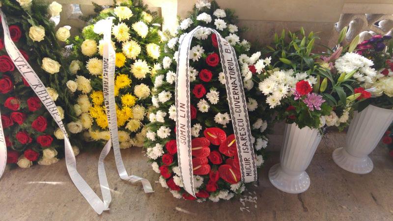 Coroana de flori depusa de Mugur Isarescu, Foto: Hotnews