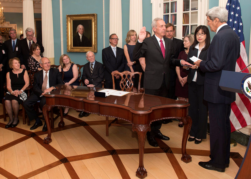 Secretarul de stat american John Kerry si ambasadorul SUA Hans Klemm, Foto: Departamentul de Stat