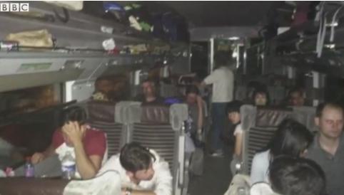 Trenuri Eurostar blocate din cauza patrunderii refugiatilor pe sine, Foto: Captura YouTube