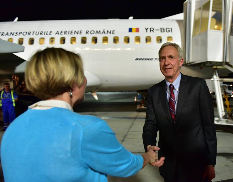 Hans Klemm pe Aeroportul Otopeni, Foto: Ambasada SUA