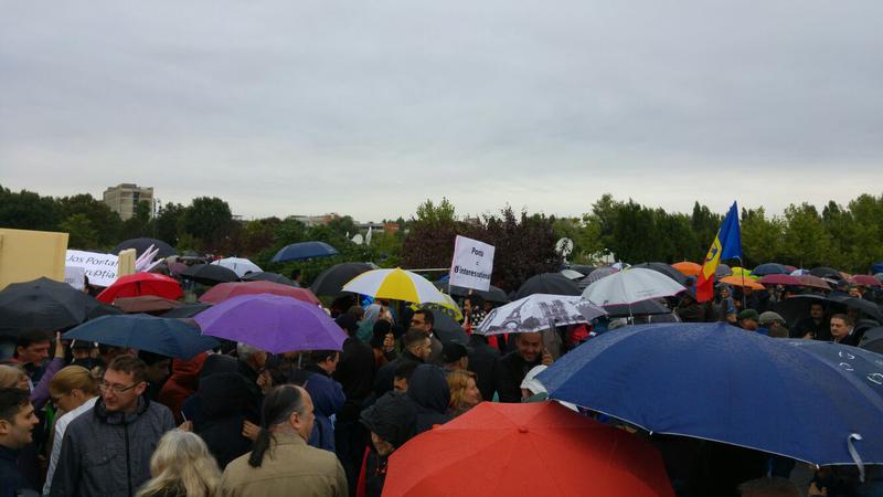 Sute de manifestanti cu umbrele, Foto: Hotnews