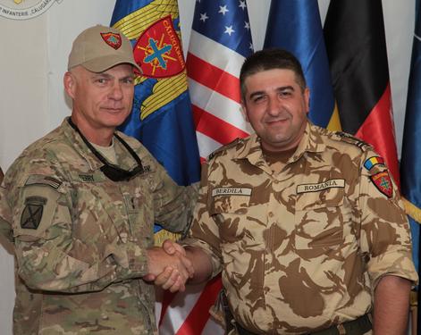 Colonelul Iulian Berdila, impreuna cu Generalul-maiorul James Terry, Foto: Revista Fortelor Terestre