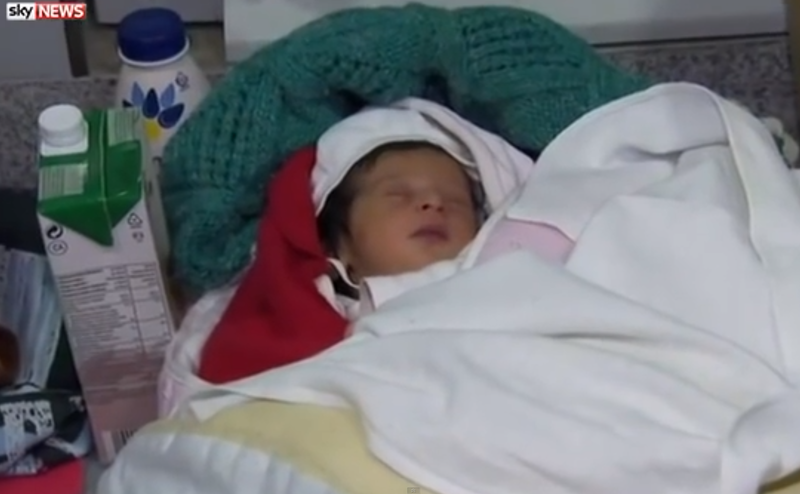 Sadan, una dintre cele doua fetite nascute in randul refugiatilor din gara din Budapesta, Foto: Sky News