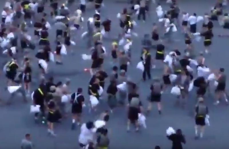 Traditionala bataie cu perne de la West Point a devenit sangeroasa in 2015, Foto: Captura YouTube