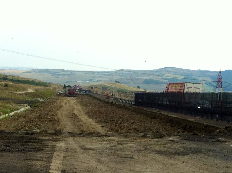 Autostrada Orastie - Sibiu, lasata fara asfalt in zona crapaturilor, Foto: turnulsfatului.ro