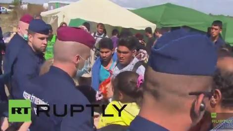 Migrantii au rupt cordonul de politisti la granita sarbo-ungara, Foto: Captura YouTube