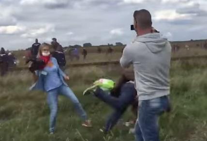 Un cameraman loveste un refugiat, Foto: Captura Youtube.com