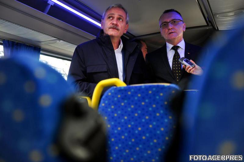 Liviu Dragnea, pe cand era ministrul Dezvoltarii, alaturi de Sorin Cimpeanu, intr-un microbuz scolar, Foto: Agerpres