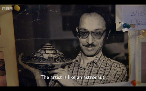 Ionel Talpazan impreuna cu sculptura sa, intr-un documentar BBC, Foto: Poster Museum