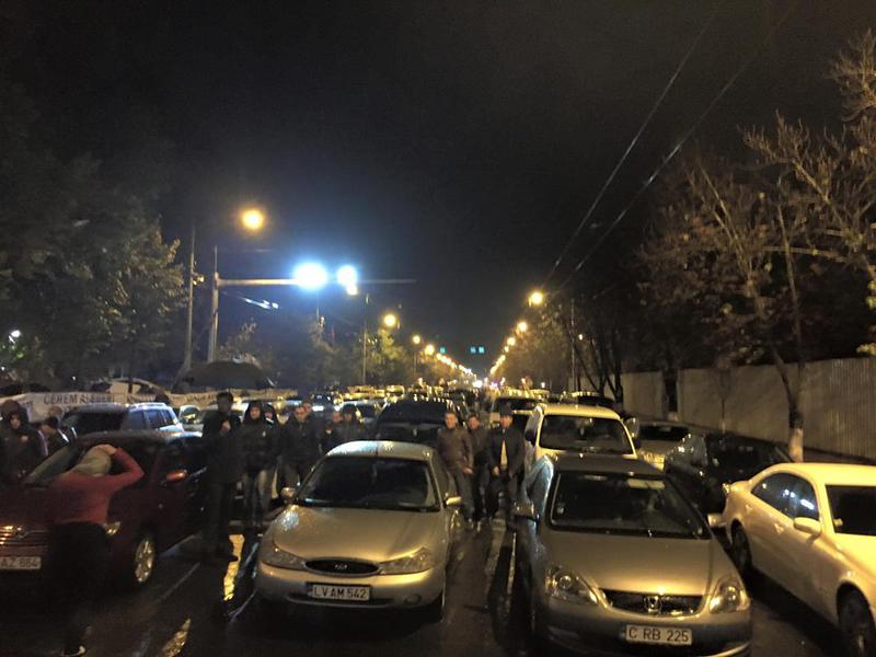 Renato Usatii si sustinatorii sai au blocat un bulevard din centrul Chisinaului, Foto: Facebook / Renato Usatii