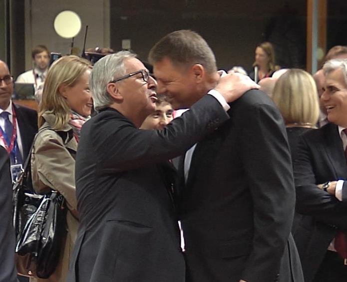 Juncker il imbratiseaza fortat pe Iohannis, Foto: Consiliul European