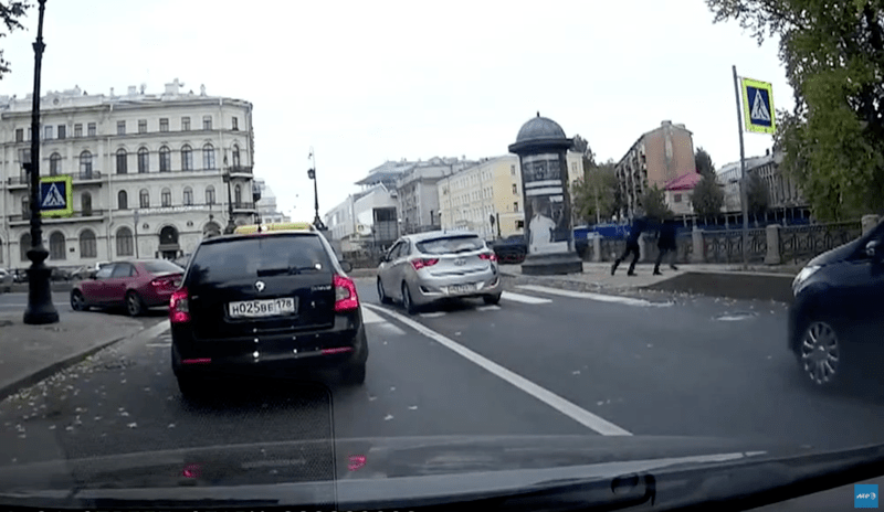 Furie la volan in Rusia: Un barbat a fost aruncat intr-un canal, Foto: Captura YouTube