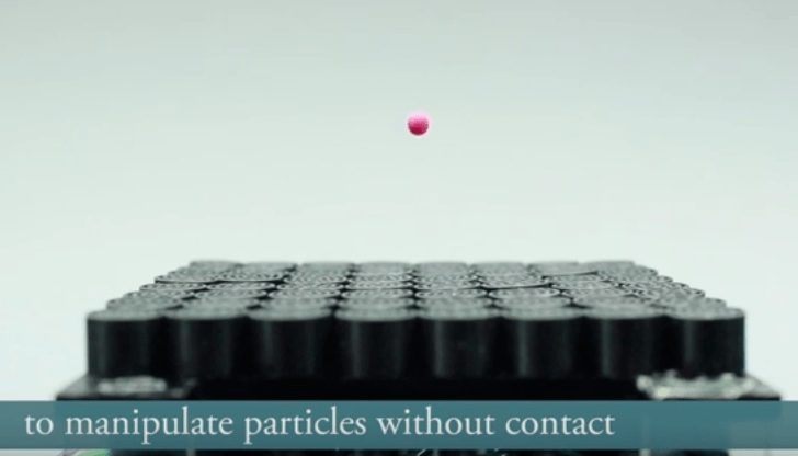 Margea de polistiren, manipulata cu o raza de tractare sonora, Foto: Captura YouTube