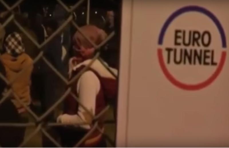 200 de migranti au patruns in terminalul francez al Eurotunnel si au ajuns pe sine, Foto: Captura YouTube