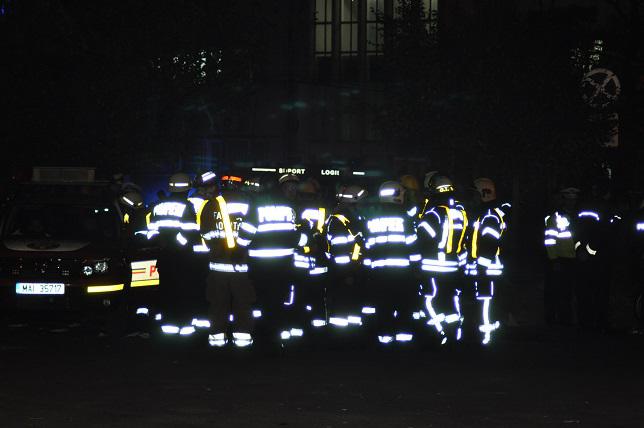 Pompieri si echipaje medicale salvand supravietuitorii din Club Colectiv, Foto: Hotnews