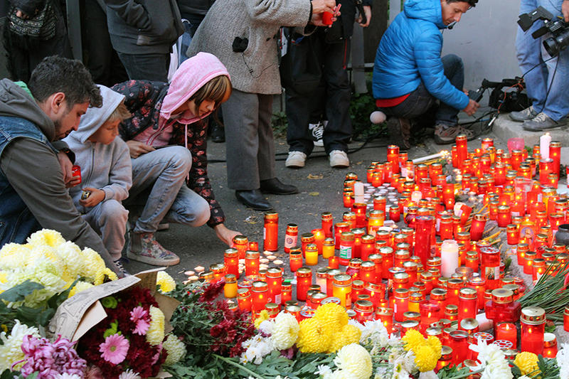 Oamenii depun flori la Club Colectiv, Foto: Hotnews