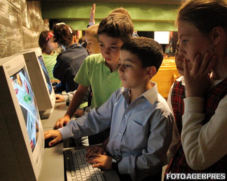 Elevii si calculatorul, Foto: Agerpres