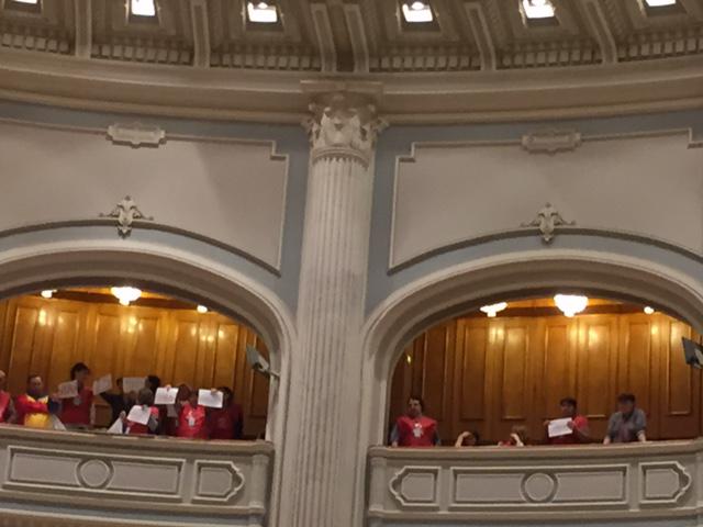 Sindicalisti la balcoanele parlamentului vocifereaza impotriva liberalilor, Foto: Hotnews