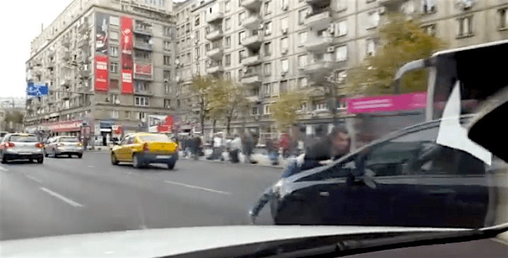 Robert S. pe capota, Foto: Captura YouTube