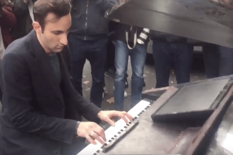 Melodia Imagine, cantata la un moto-pian langa sala Bataclan, Foto: Captura YouTube