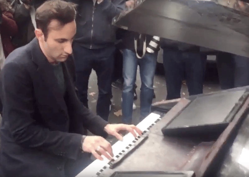 Melodia Imagine, cantata la un moto-pian langa sala Bataclan, Foto: Captura YouTube