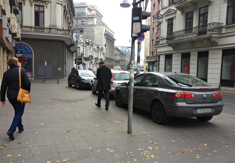 Parcarea pe trotuar este ilegala fara un semn care sa permita acest lucru, Foto: Hotnews