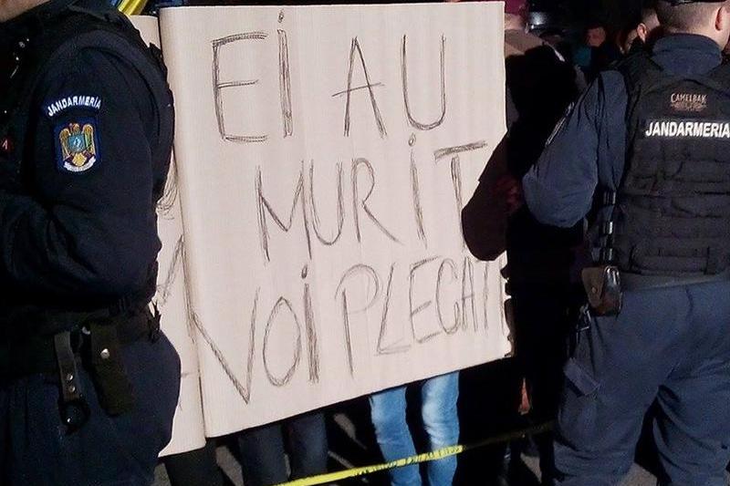 "They die, you leave" sign at Colectiv march on Sunday, Foto: Mihai Ivascu / Hotnews.ro