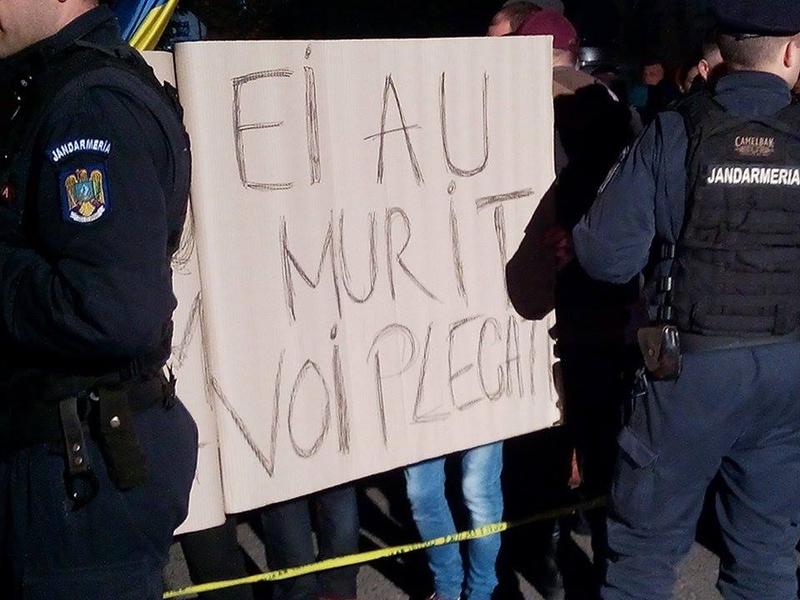 "They die, you leave" sign at Colectiv march on Sunday, Foto: Mihai Ivascu / Hotnews.ro