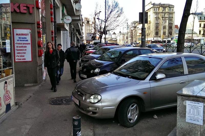 Masini parcate pe trotuar in centrul Bucurestiului, Foto: Hotnews