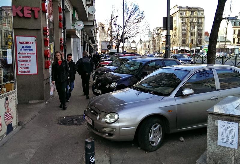 Masini parcate pe trotuar in centrul Bucurestiului, Foto: Hotnews