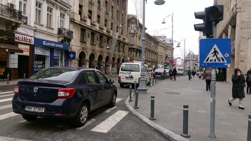 Masinile Politiei parcate neregulamentar pe Calea Victoriei, Foto: Hotnews