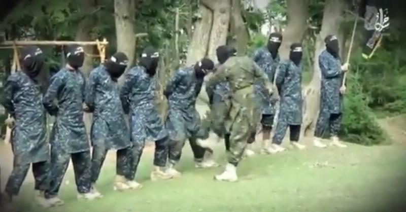 Recruti ai ISIS sunt loviti de antrenor in organele genitale, Foto: Captura DailyMail