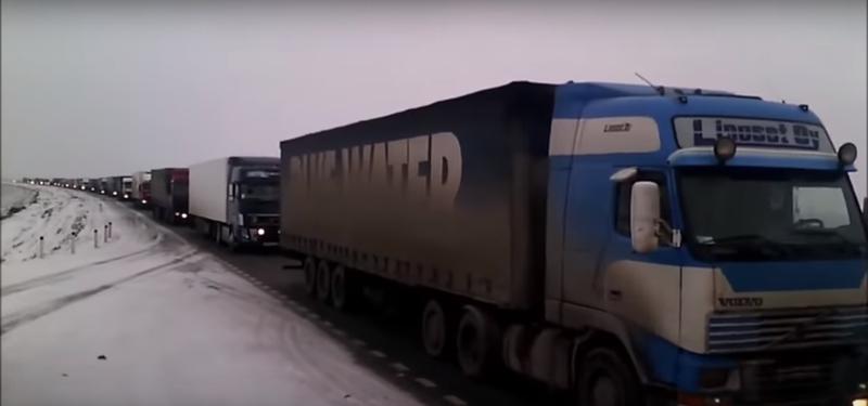Coloana de camioane ruse se indreapta catre Moscova, Foto: Captura YouTube