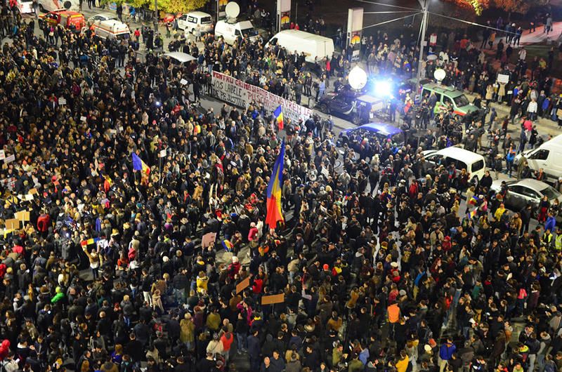 New wave of massive protests in Bucharest and other cities as Romanians ...