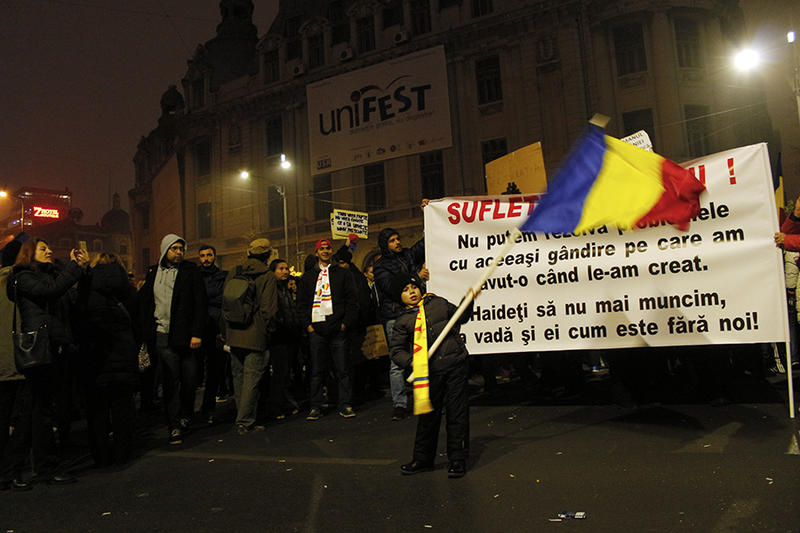 Copil flutura steagul Romaniei in a cincea zi de proteste #colectiv, Foto: Mihai Ivascu / Hotnews.ro