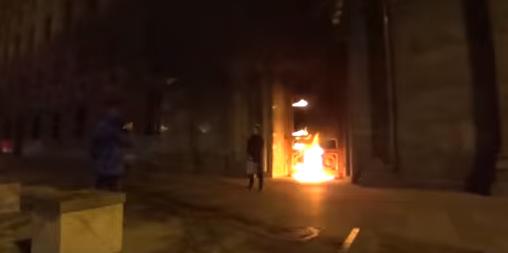 Sediul KGB, incendiat, Foto: Captura YouTube