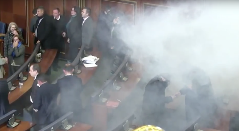 Gaz lacrimogen in parlamentul kosovar, Foto: Captura YouTube