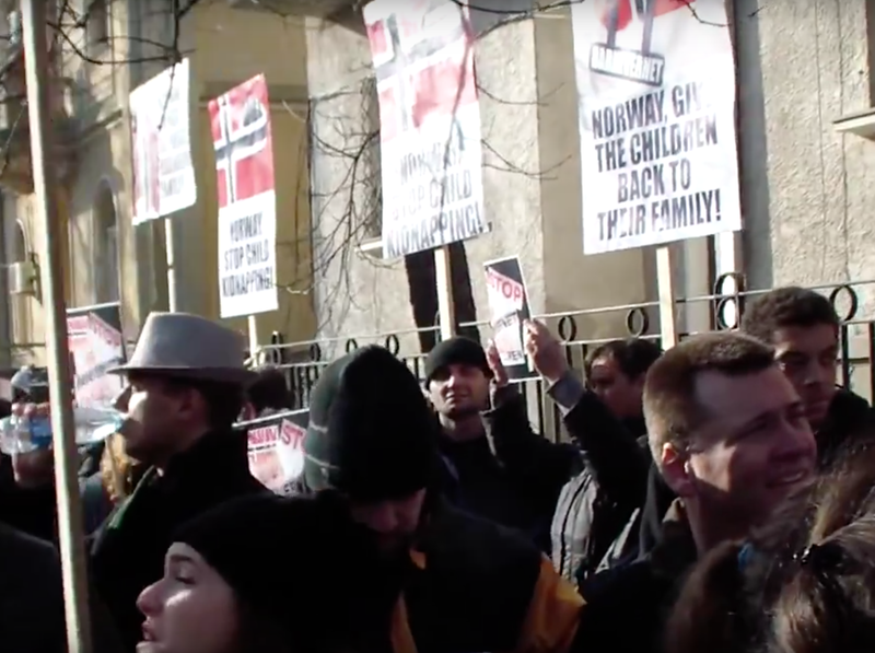 Sute de persoane au protestat in fata ambasadei fata de preluarea celor 5 copii cu tata roman de catre autoritatile norvegiene, Foto: Captura YouTube
