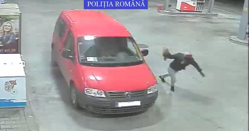Hotul e surprins fugind cu o geanta luata din autotusim, Foto: Politia Romana