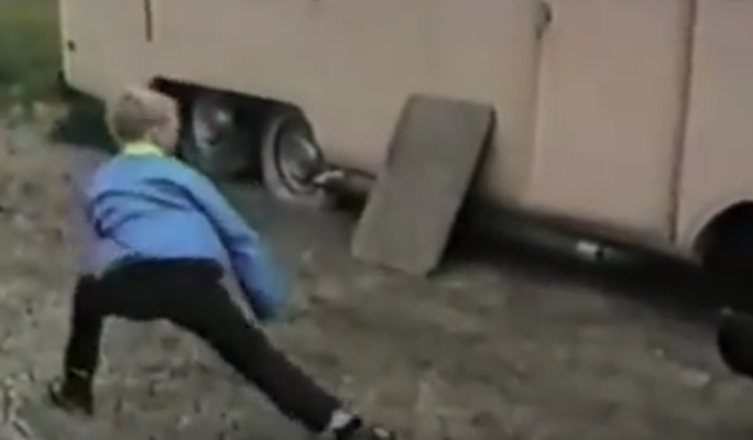 Karatist vs. gaina, Foto: Captura YouTube