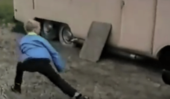 Karatist vs. gaina, Foto: Captura YouTube