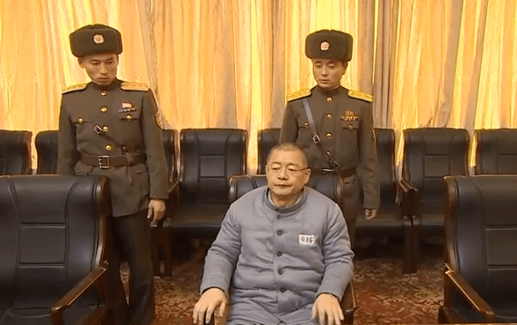 Hyeon Soo Lim, inconjurat de gardieni, Foto: Captura CNN