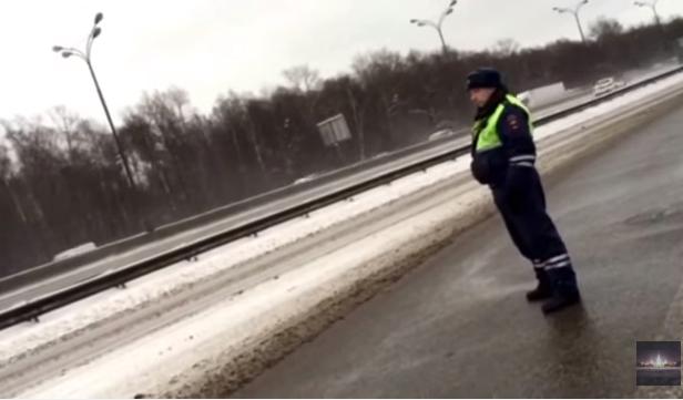 Politist rus opreste ambulanta sa treaca o coloana oficiala, Foto: Captura YouTube