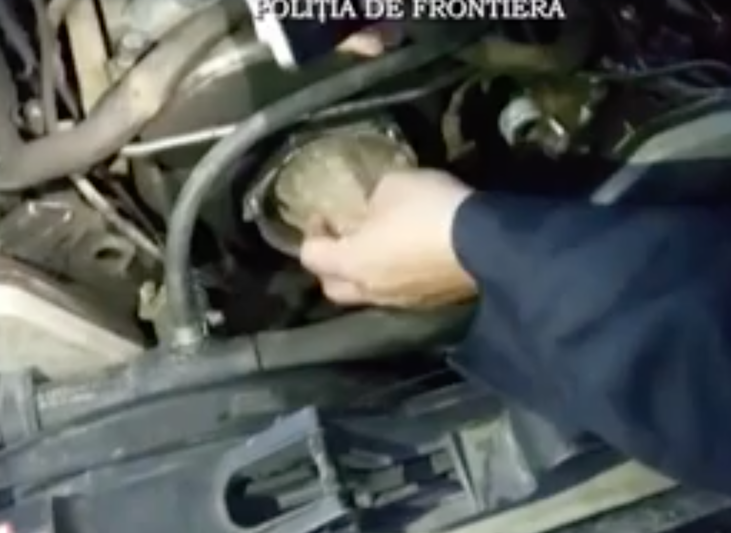 Fiole cu testosteron, gasite ascunse in motorul unei masini, Foto: Politia de Frontiera