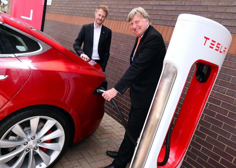 Masina Tesla la incarcat, Foto: Tesla Motors